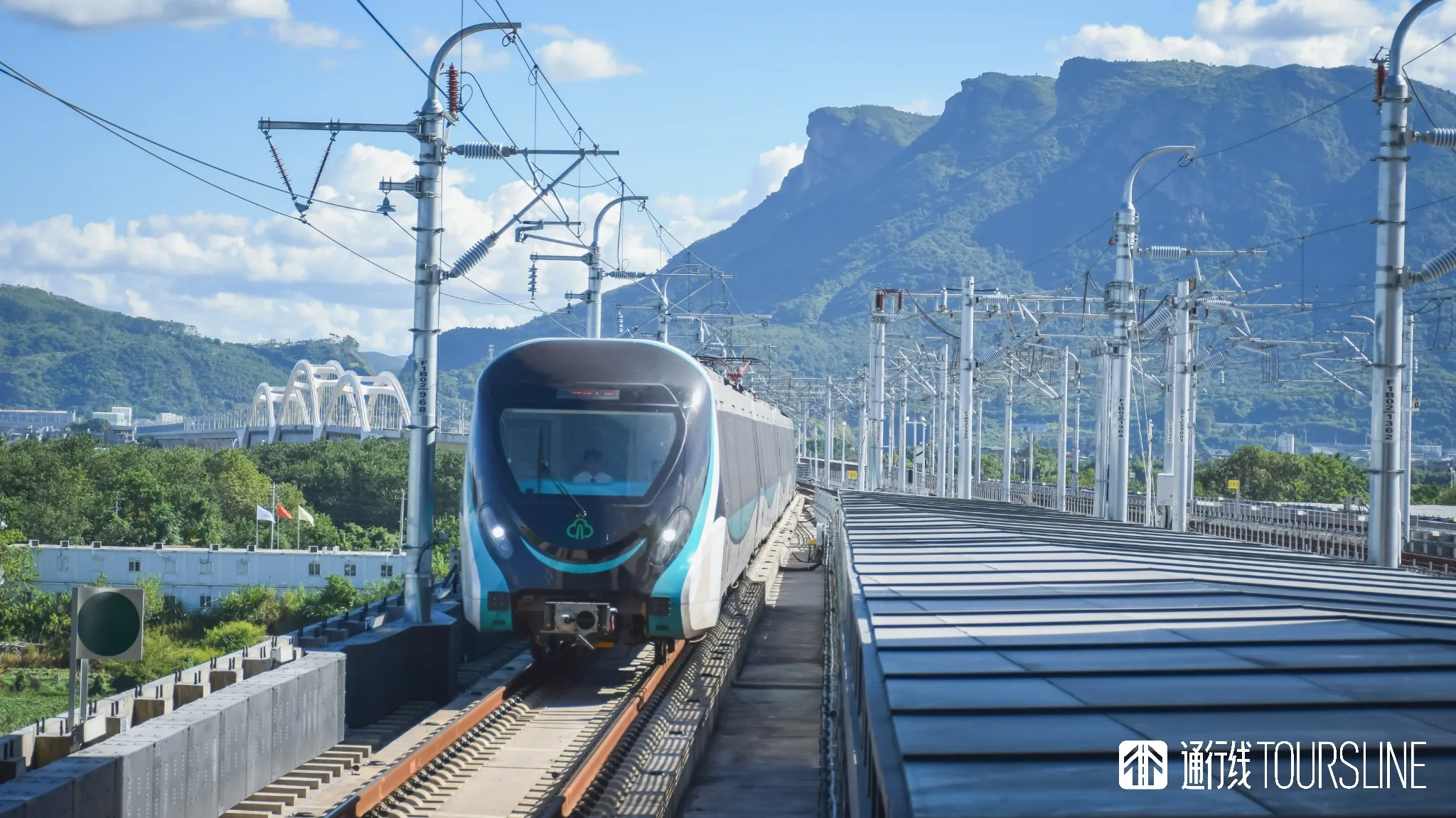 告别近三十年「孤岛」，这条市域轨交如何重新定义机场快线？