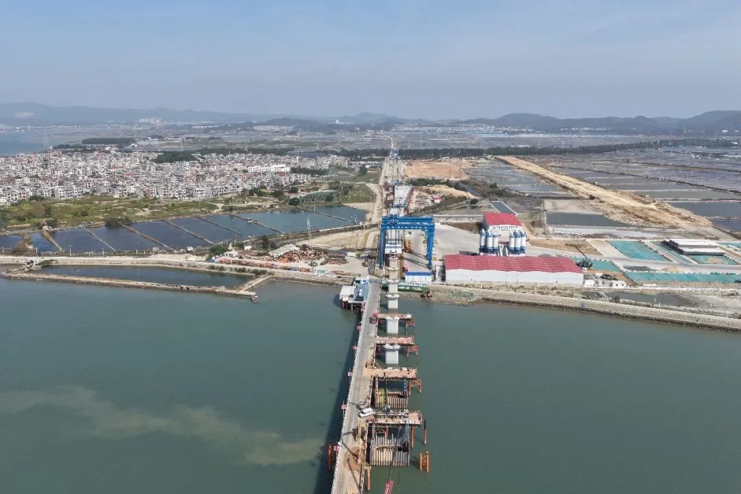 漳汕高铁最长跨海大桥启动架梁