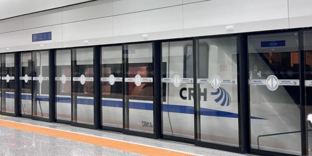 站台门「门找车」，福田站启用智能全滑动站台门