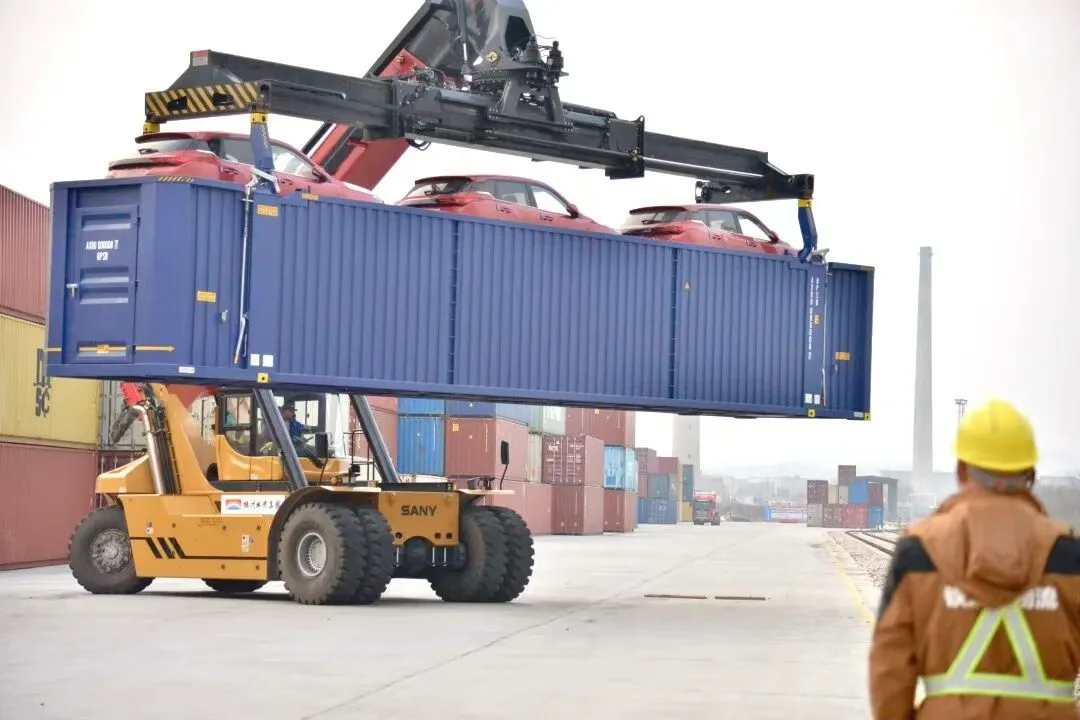 新型铁路汽车集装箱亮相湖南长株潭口岸