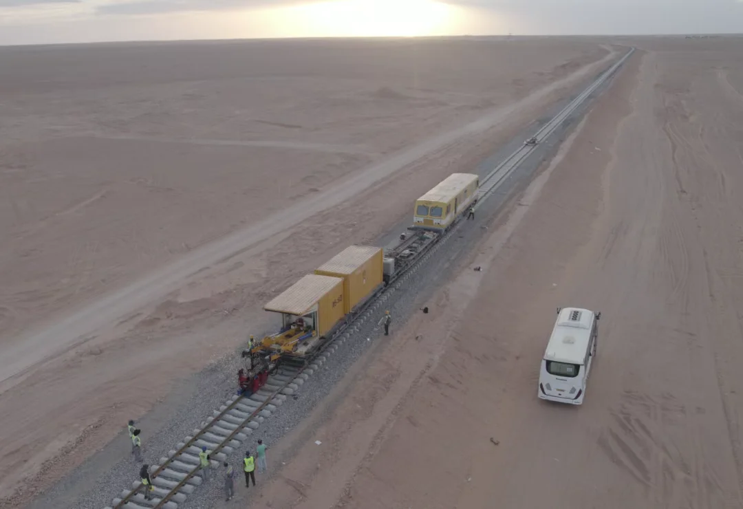 非洲首条沙漠重载铁路轨道铺通