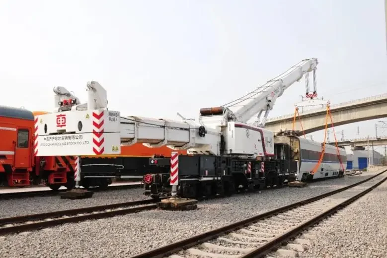 中国中车首单高铁救援起重机落地