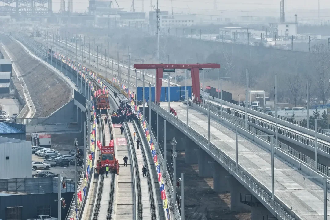 济滨高铁开始铺轨