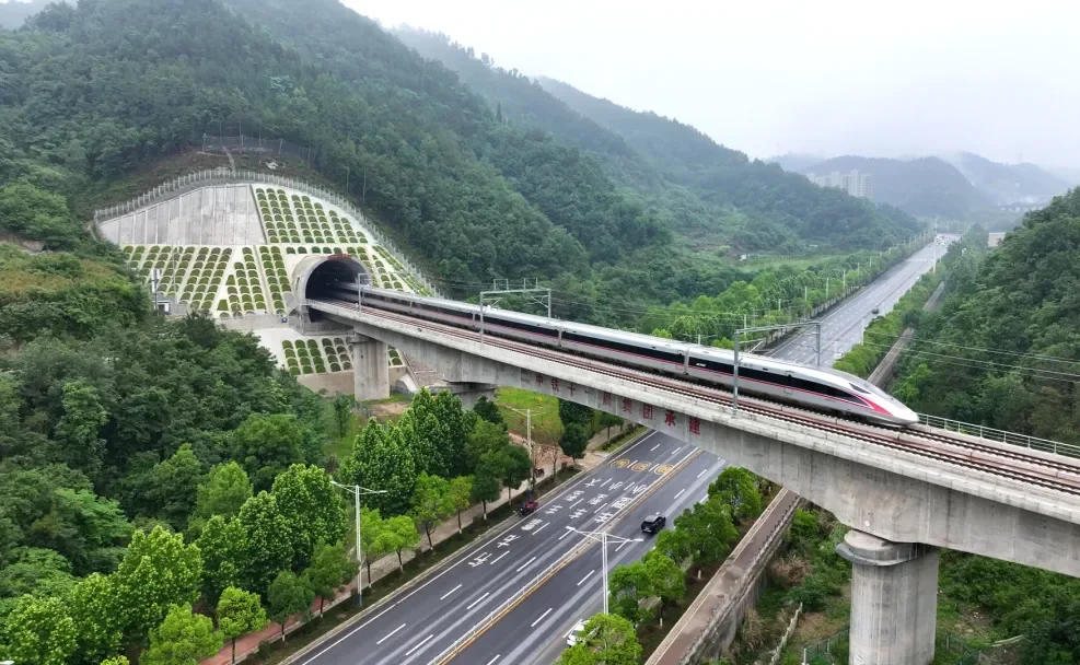 西十高铁湖北段开始试运行